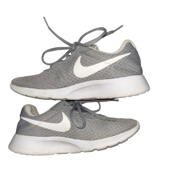 Nike Women's Tanjun Wolf Grey Sneakers Size 6 - Picture 1 of 7